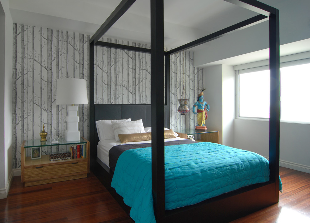 Свежая идея для дизайна: спальня в современном стиле с белыми стенами, паркетным полом среднего тона и акцентной стеной - отличное фото интерьера