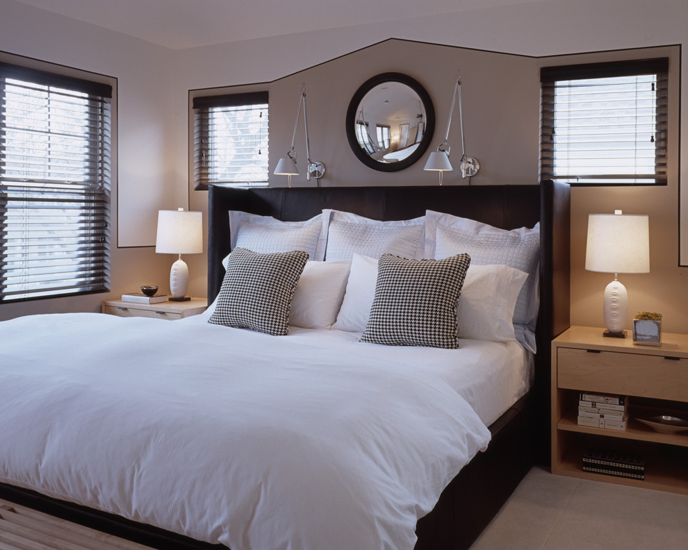 На фото: спальня в стиле модернизм с серыми стенами