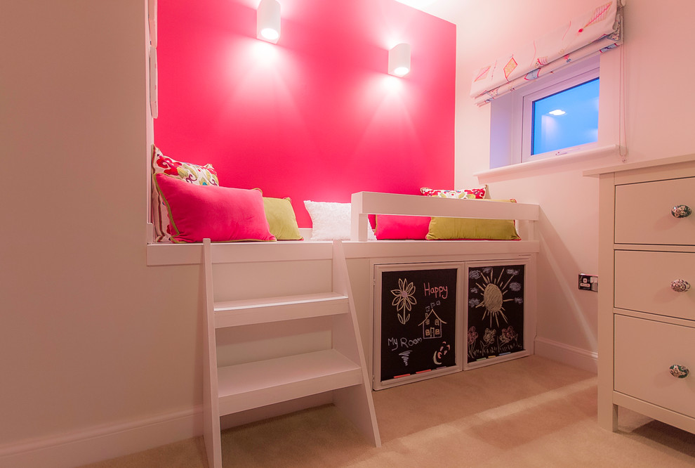 Imagen de habitación de invitados actual de tamaño medio con paredes rosas y moqueta