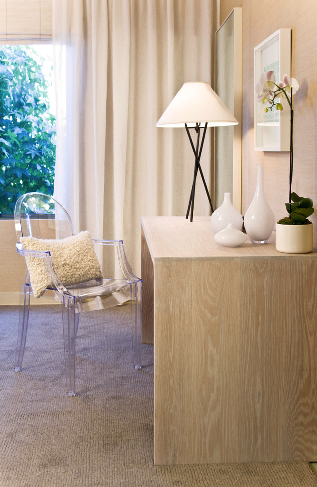Idée de décoration pour une chambre avec moquette minimaliste avec un mur beige.
