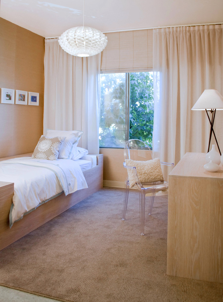 ロサンゼルスにあるモダンスタイルのおしゃれな寝室 (ベージュの壁、カーペット敷き、暖炉なし)