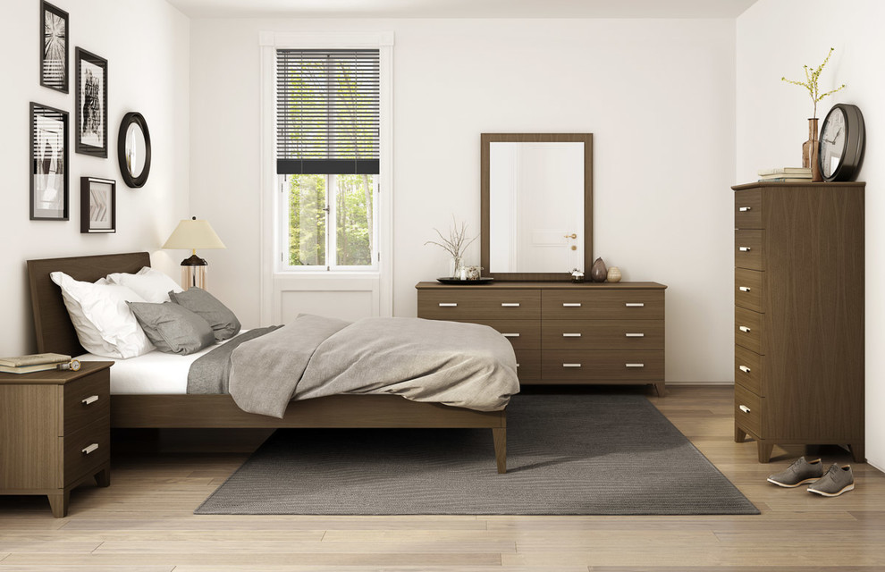 Modelo de dormitorio principal clásico renovado de tamaño medio sin chimenea con paredes blancas y suelo de madera clara