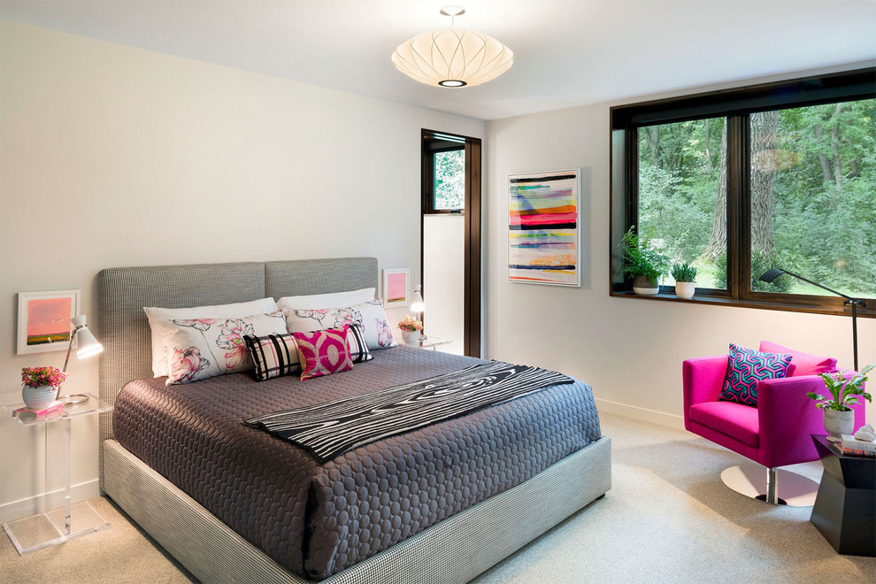 Idee per una camera da letto minimal con pareti bianche, moquette e pavimento grigio
