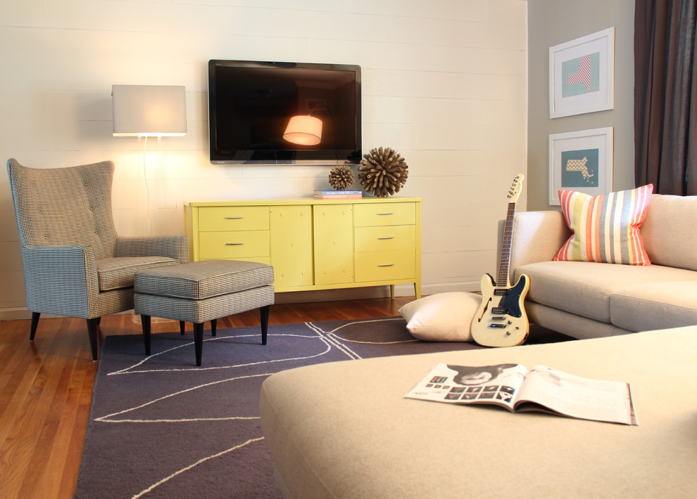 Diseño de dormitorio televisión retro con paredes blancas y suelo de madera en tonos medios