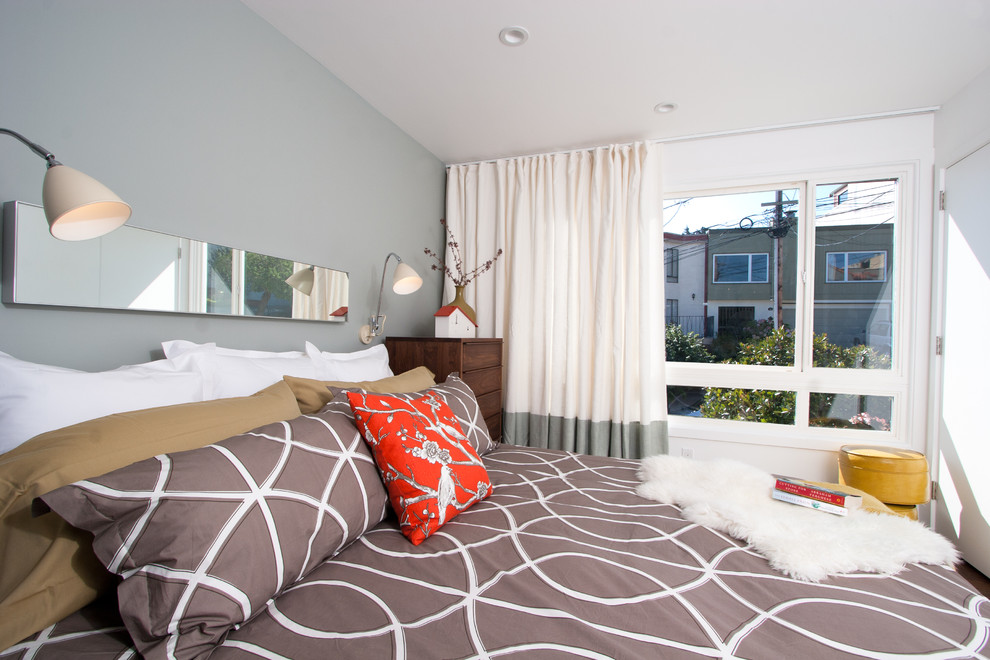 На фото: спальня в стиле ретро с серыми стенами