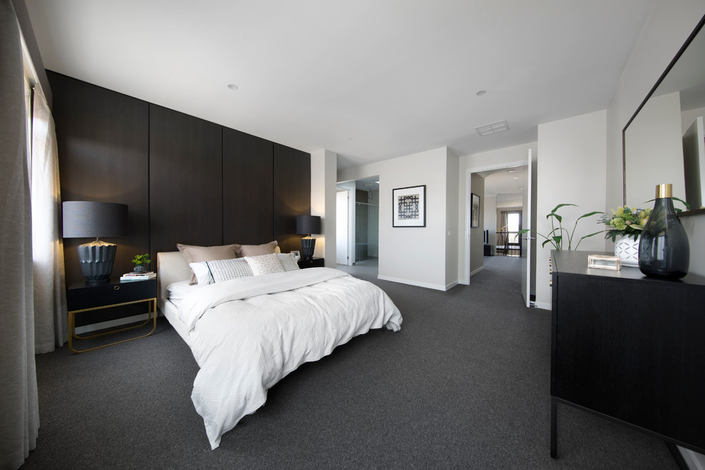Modernes Hauptschlafzimmer mit schwarzer Wandfarbe und Teppichboden in Melbourne