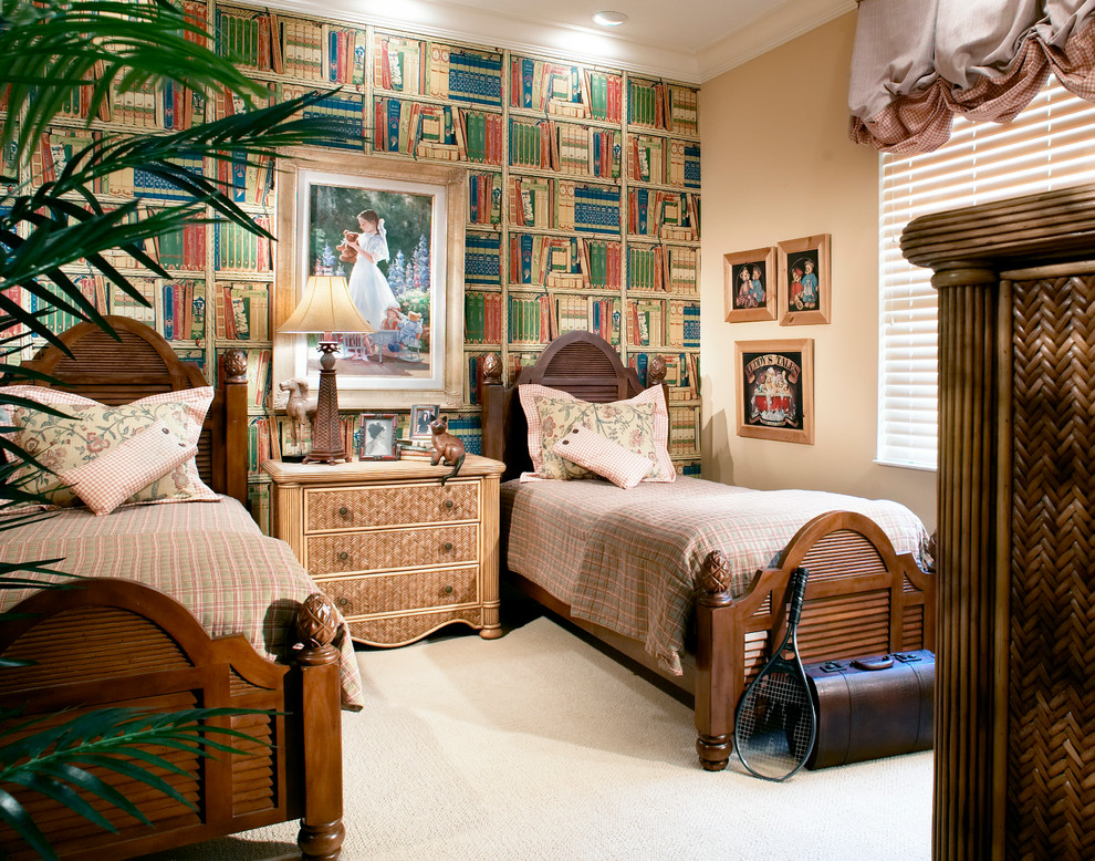Imagen de habitación de invitados tradicional con paredes multicolor y moqueta