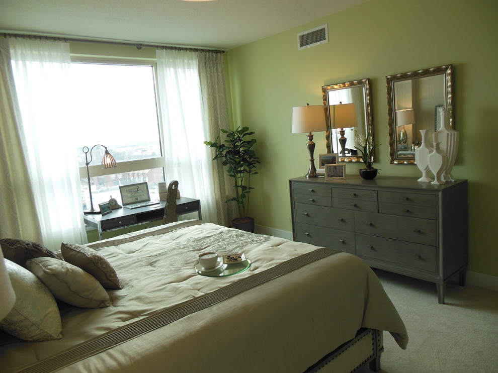 Идея дизайна: хозяйская спальня среднего размера в классическом стиле с зелеными стенами и ковровым покрытием