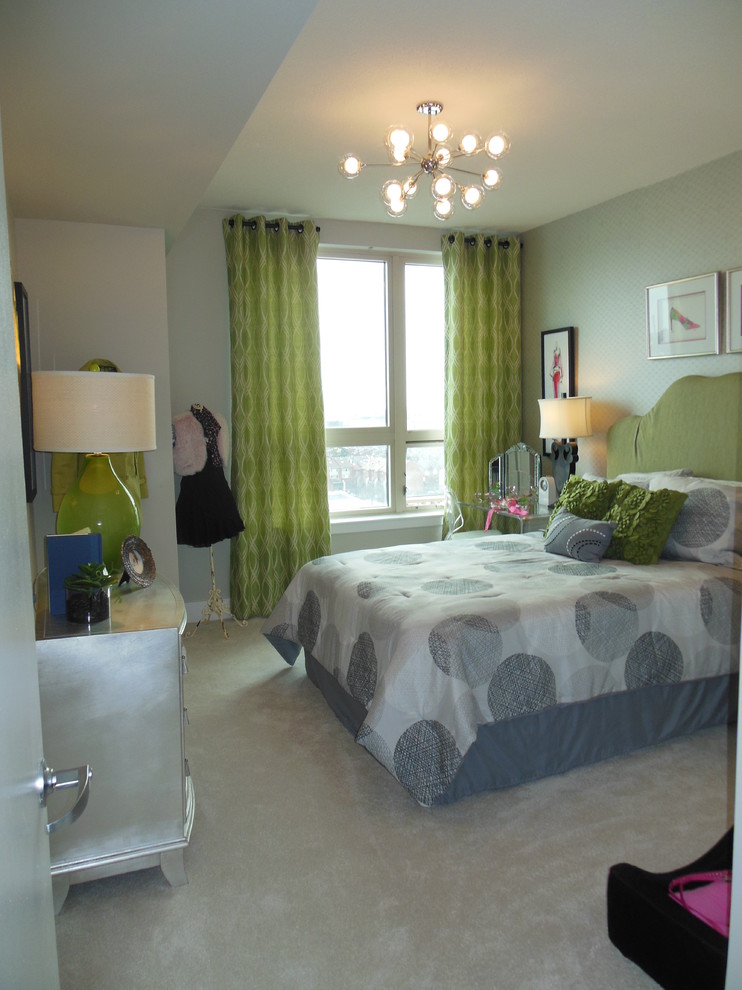 Стильный дизайн: гостевая спальня среднего размера, (комната для гостей) в классическом стиле с серыми стенами и ковровым покрытием - последний тренд