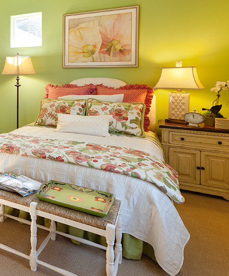 Ejemplo de habitación de invitados ecléctica de tamaño medio con paredes verdes y moqueta