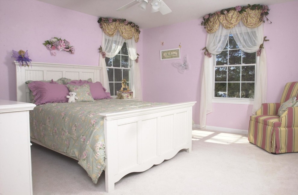 Стильный дизайн: гостевая спальня среднего размера, (комната для гостей) в классическом стиле с ковровым покрытием и фиолетовыми стенами - последний тренд