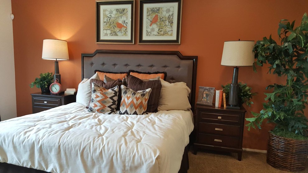 Стильный дизайн: большая хозяйская спальня в стиле неоклассика (современная классика) с оранжевыми стенами, ковровым покрытием и бежевым полом без камина - последний тренд