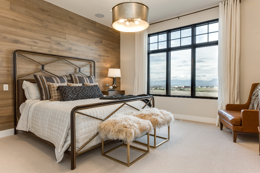 Landhaus Schlafzimmer mit beiger Wandfarbe, Teppichboden und beigem Boden in Salt Lake City
