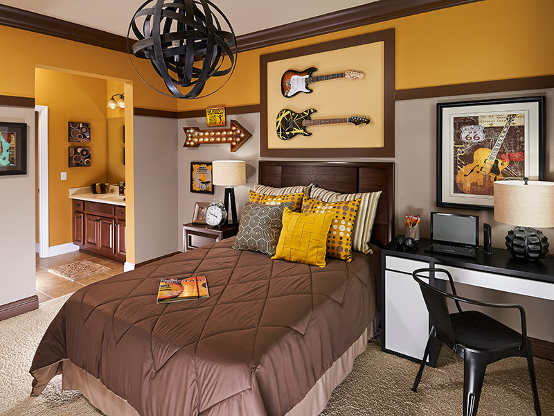 オーランドにある中くらいなトラディショナルスタイルのおしゃれな客用寝室 (黄色い壁、カーペット敷き)