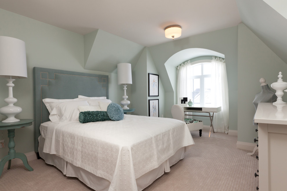 На фото: гостевая спальня среднего размера, (комната для гостей) в стиле неоклассика (современная классика) с зелеными стенами, ковровым покрытием, бежевым полом и многоуровневым потолком