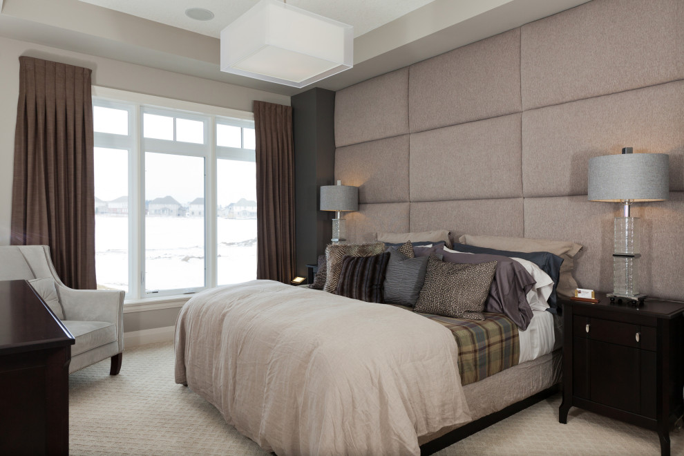 На фото: большая хозяйская спальня в стиле неоклассика (современная классика) с бежевыми стенами, ковровым покрытием, бежевым полом и многоуровневым потолком