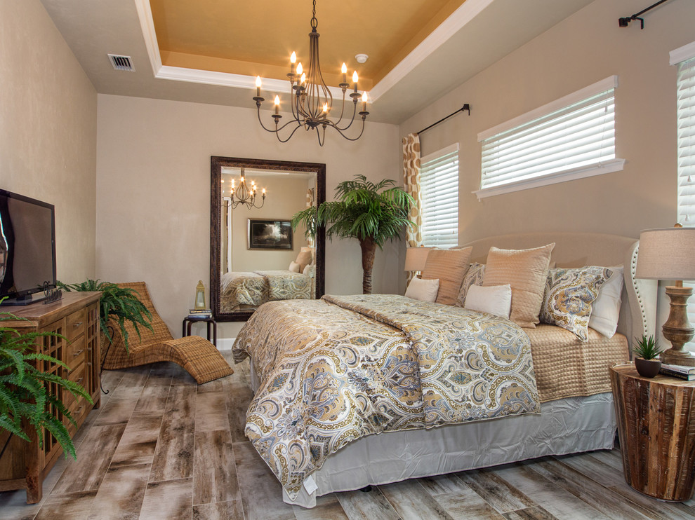 Ejemplo de dormitorio principal de estilo americano de tamaño medio con paredes beige y suelo de baldosas de cerámica