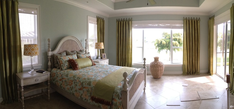 マイアミにある中くらいなトラディショナルスタイルのおしゃれな主寝室 (青い壁、セラミックタイルの床、暖炉なし、ベージュの床) のレイアウト