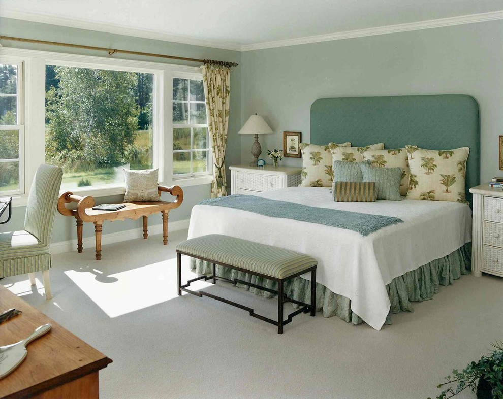 Modelo de dormitorio principal clásico renovado grande sin chimenea con paredes verdes y moqueta