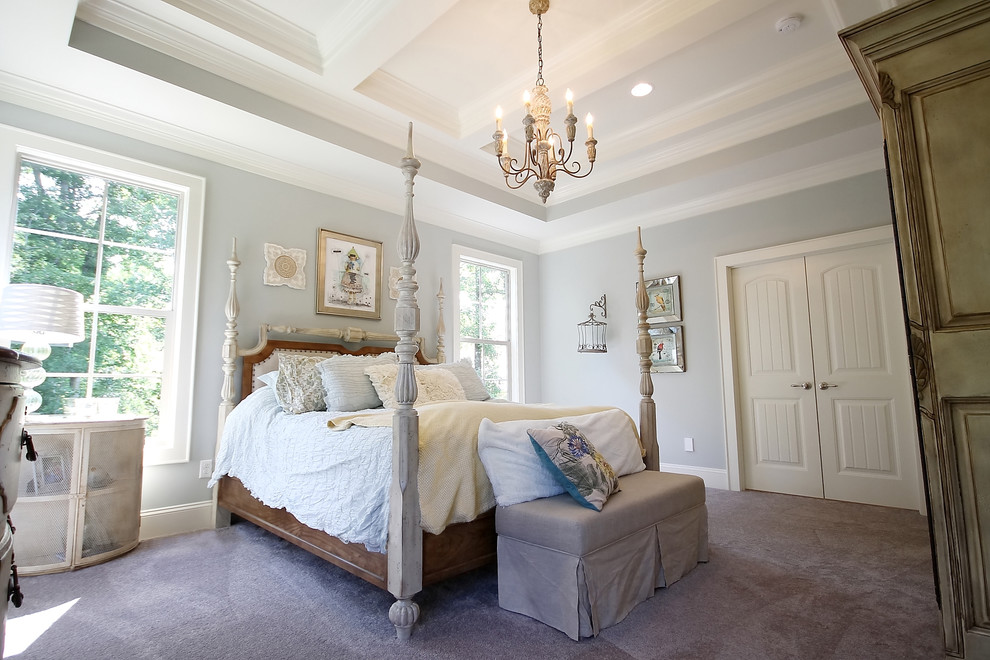 На фото: большая хозяйская спальня в стиле неоклассика (современная классика) с синими стенами, ковровым покрытием и коричневым полом без камина с