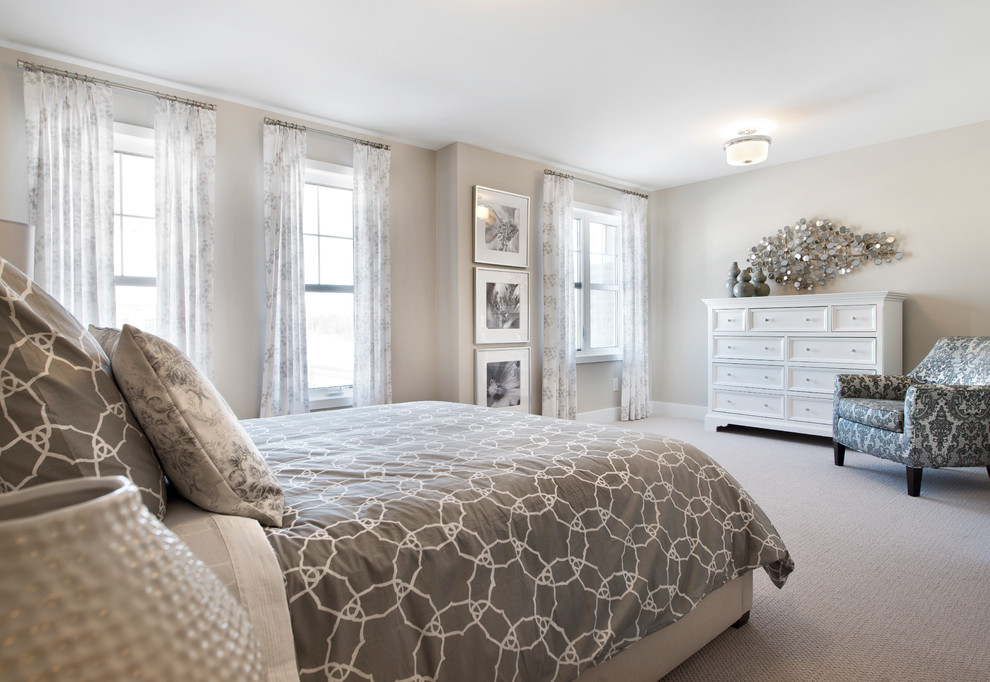 オタワにある広いトラディショナルスタイルのおしゃれな主寝室 (ベージュの壁、カーペット敷き、暖炉なし)