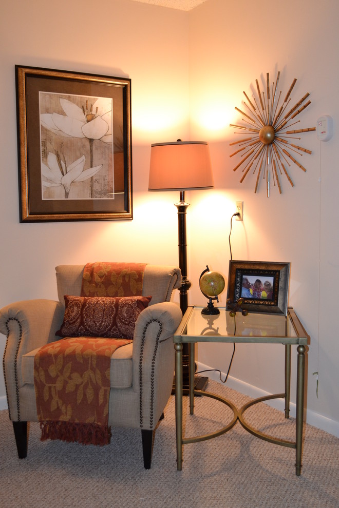 Aménagement d'une petite chambre avec moquette classique avec un mur beige.