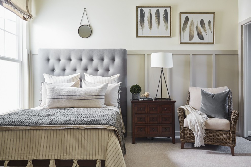 Klassisches Schlafzimmer mit grauer Wandfarbe, Teppichboden und grauem Boden in Sonstige