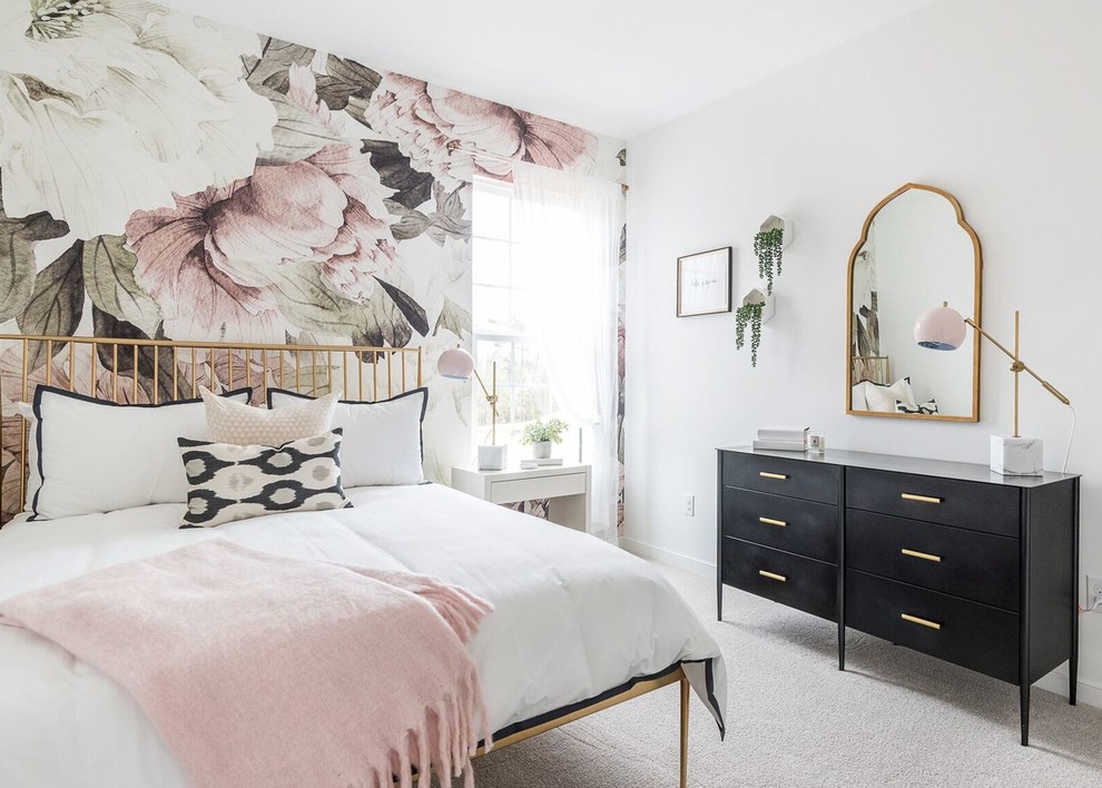 Свежая идея для дизайна: спальня в стиле неоклассика (современная классика) с разноцветными стенами, ковровым покрытием и серым полом - отличное фото интерьера