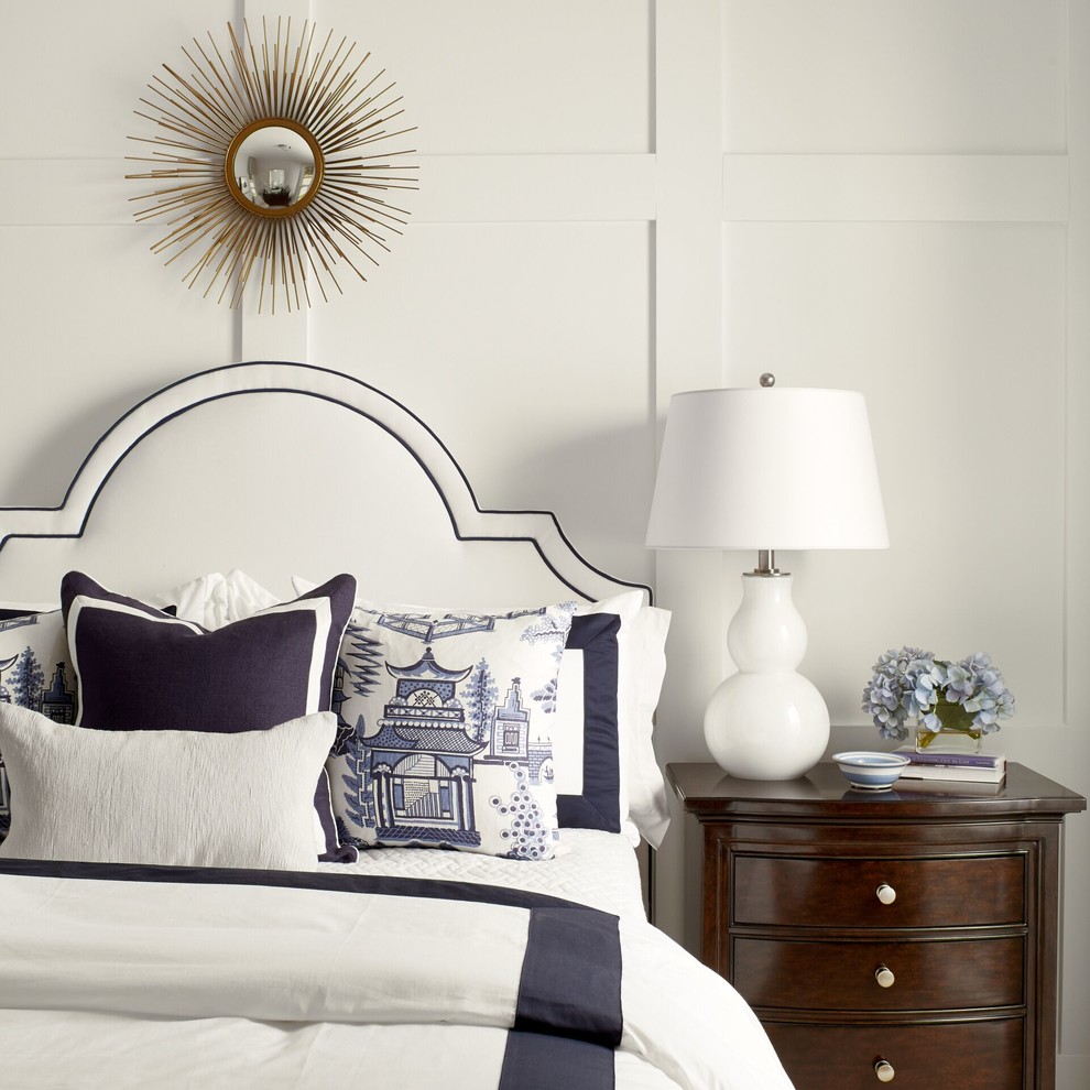 Immagine di una camera da letto classica con pareti bianche