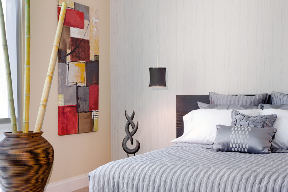 Источник вдохновения для домашнего уюта: хозяйская спальня среднего размера в стиле модернизм с серыми стенами, паркетным полом среднего тона и коричневым полом без камина