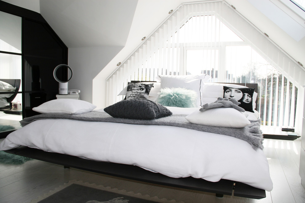Foto di una camera da letto stile loft design di medie dimensioni con pareti grigie e pavimento in legno verniciato