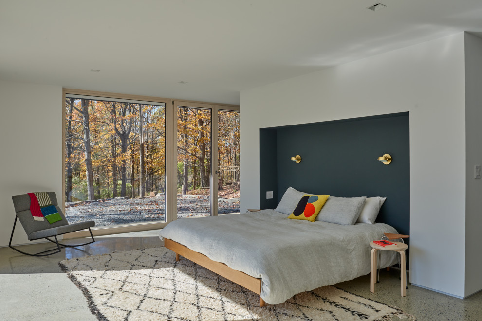 Ejemplo de dormitorio principal minimalista grande con paredes blancas y suelo gris