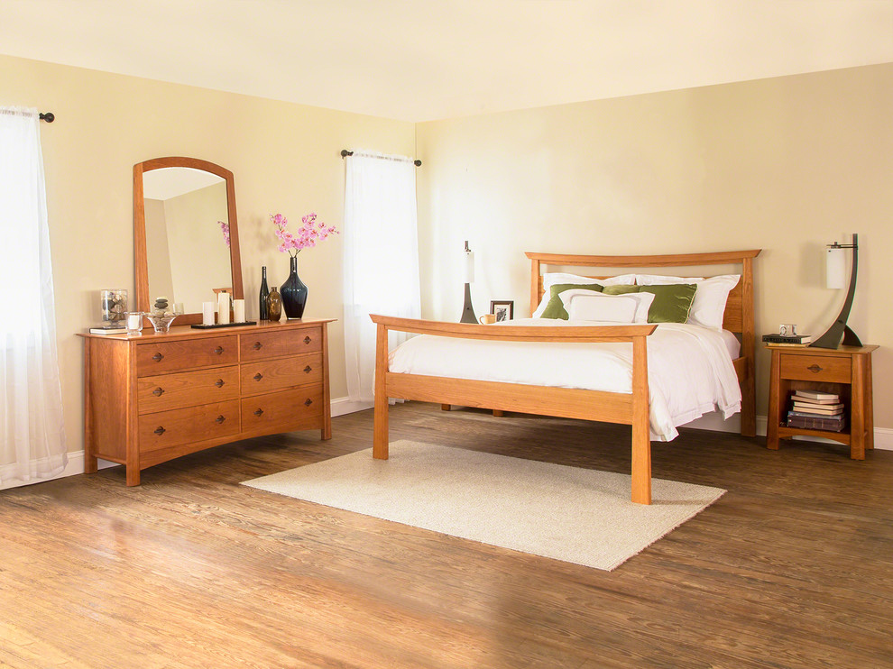 Modelo de dormitorio principal de estilo zen de tamaño medio con paredes beige