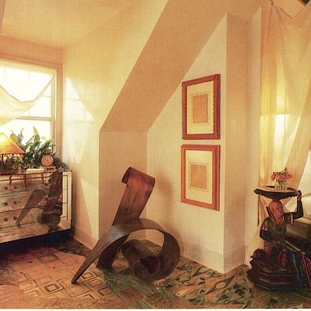 Mittelgroßes Eklektisches Hauptschlafzimmer mit weißer Wandfarbe und gebeiztem Holzboden in New York