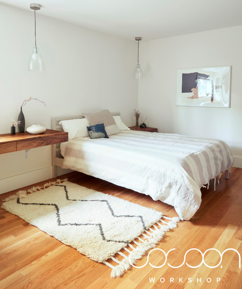 Modelo de habitación de invitados nórdica grande con paredes blancas y suelo de madera clara