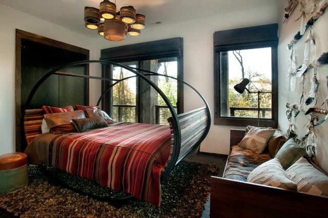 Пример оригинального дизайна: хозяйская спальня в стиле рустика с темным паркетным полом