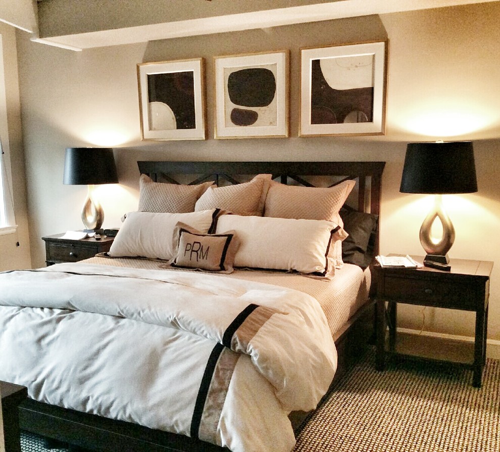 Cette image montre une grande chambre minimaliste avec un mur gris, aucune cheminée et un sol beige.
