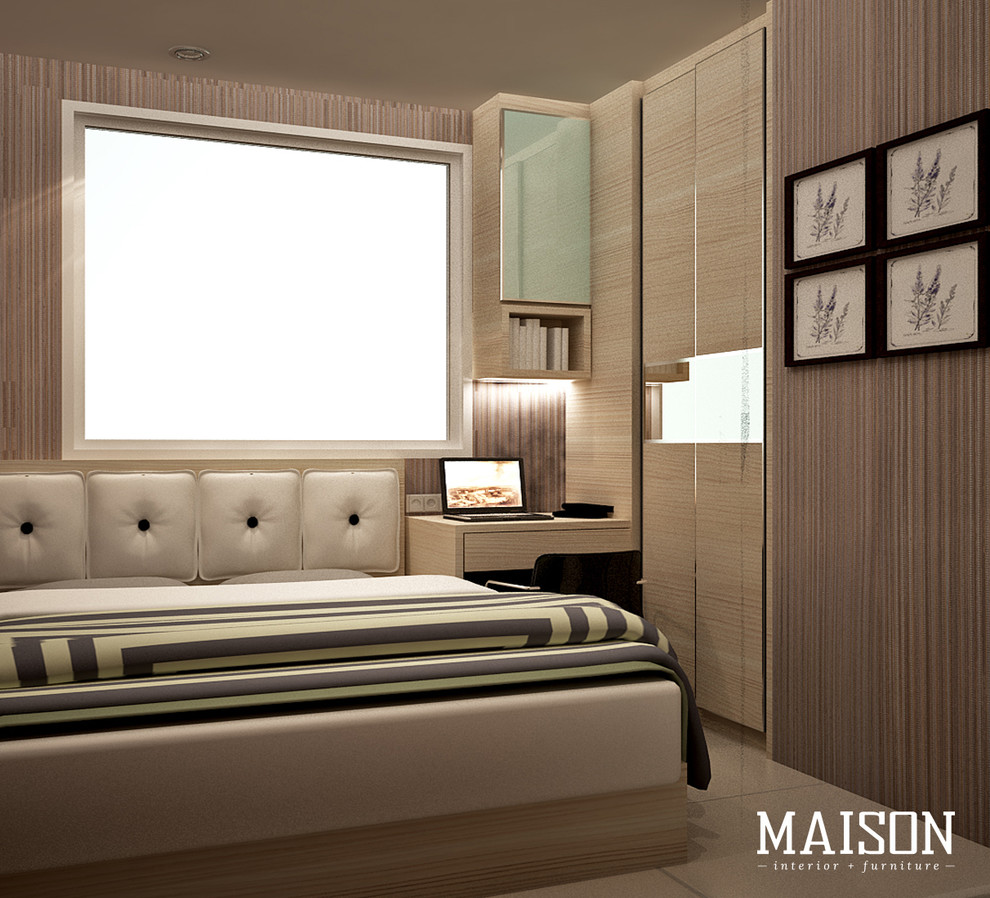 Стильный дизайн: хозяйская спальня среднего размера в современном стиле с коричневыми стенами и полом из керамической плитки без камина - последний тренд