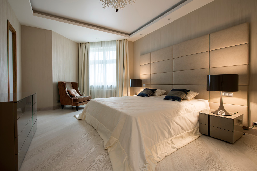 Imagen de dormitorio principal actual de tamaño medio con paredes beige y suelo de madera pintada