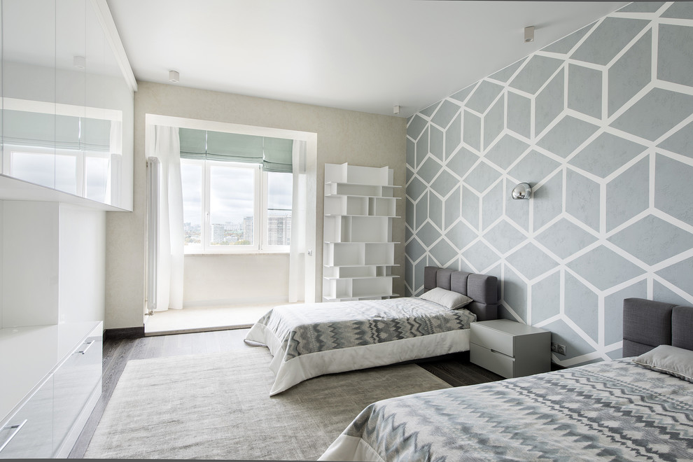 Cette photo montre une chambre d'amis tendance de taille moyenne avec un mur beige et parquet peint.