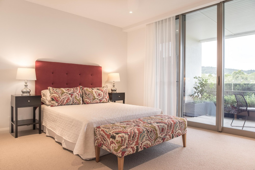 Mittelgroßes Modernes Hauptschlafzimmer mit weißer Wandfarbe, Teppichboden und beigem Boden in Sunshine Coast