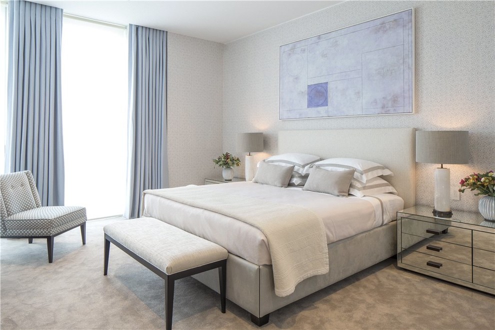 Стильный дизайн: гостевая спальня (комната для гостей), среднего размера в стиле неоклассика (современная классика) с ковровым покрытием, серым полом и бежевыми стенами - последний тренд