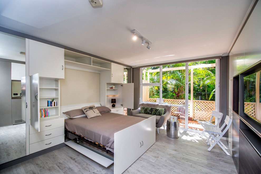 Kleines Modernes Schlafzimmer ohne Kamin mit grauer Wandfarbe und hellem Holzboden in Sydney