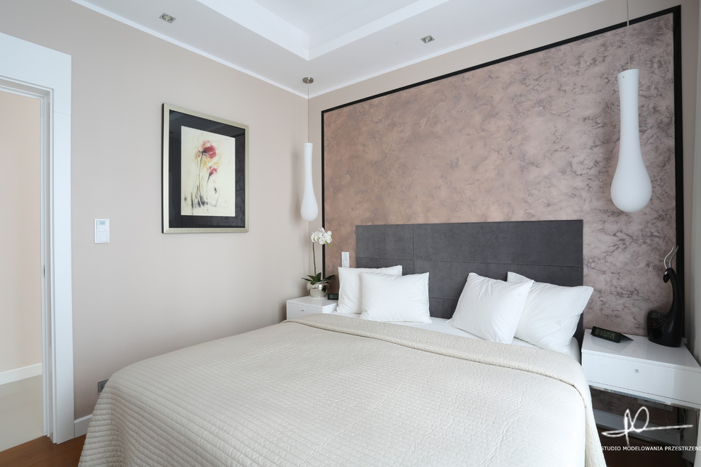 Diseño de dormitorio principal minimalista pequeño con paredes beige