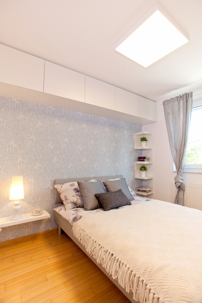 На фото: маленькая хозяйская спальня в современном стиле с белыми стенами и светлым паркетным полом без камина для на участке и в саду с