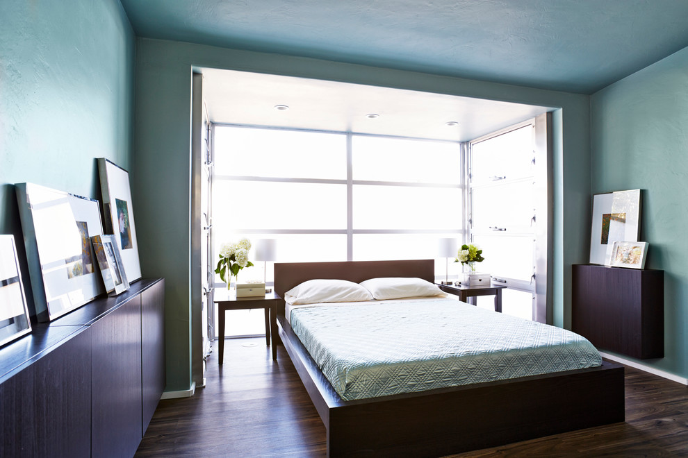 На фото: большая хозяйская спальня в современном стиле с зелеными стенами