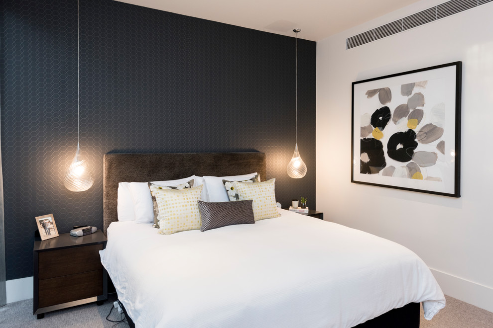 Mittelgroßes Modernes Hauptschlafzimmer mit schwarzer Wandfarbe, Teppichboden und grauem Boden in Melbourne