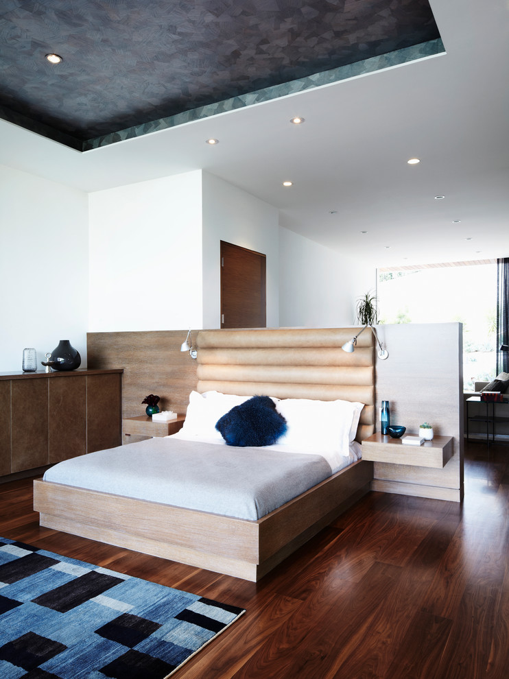 Foto de habitación de invitados minimalista grande con paredes blancas y suelo de madera oscura