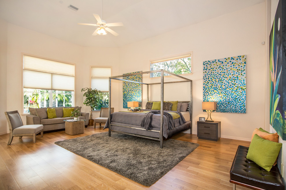 Geräumiges Modernes Hauptschlafzimmer mit beiger Wandfarbe, braunem Holzboden und braunem Boden in Tampa