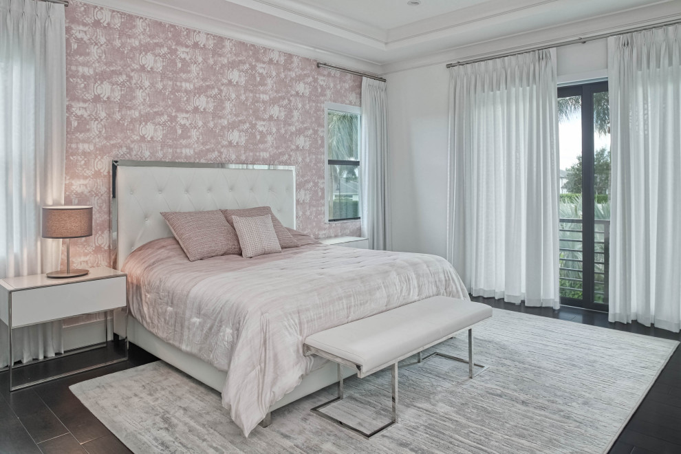 Modernes Schlafzimmer mit rosa Wandfarbe, dunklem Holzboden, schwarzem Boden, Tapetenwänden und eingelassener Decke in Miami